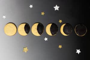 En la imagen se muestran 6 Galletas Eclipse con Dip de Queso Crema